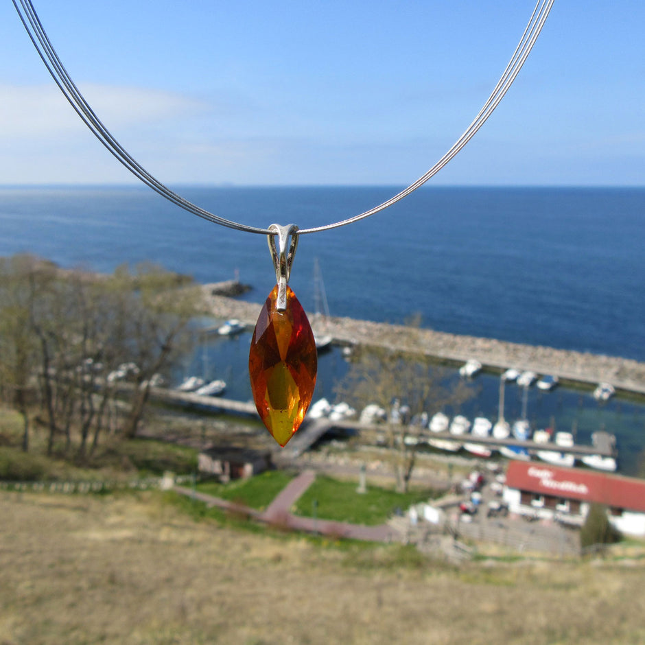 Eleganter Silberanhänger mit facettiertem Bernstein
