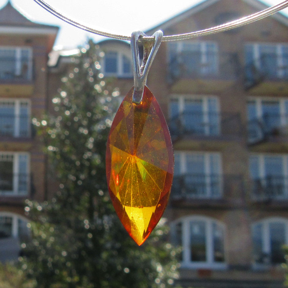 Eleganter Silberanhänger mit facettiertem Bernstein