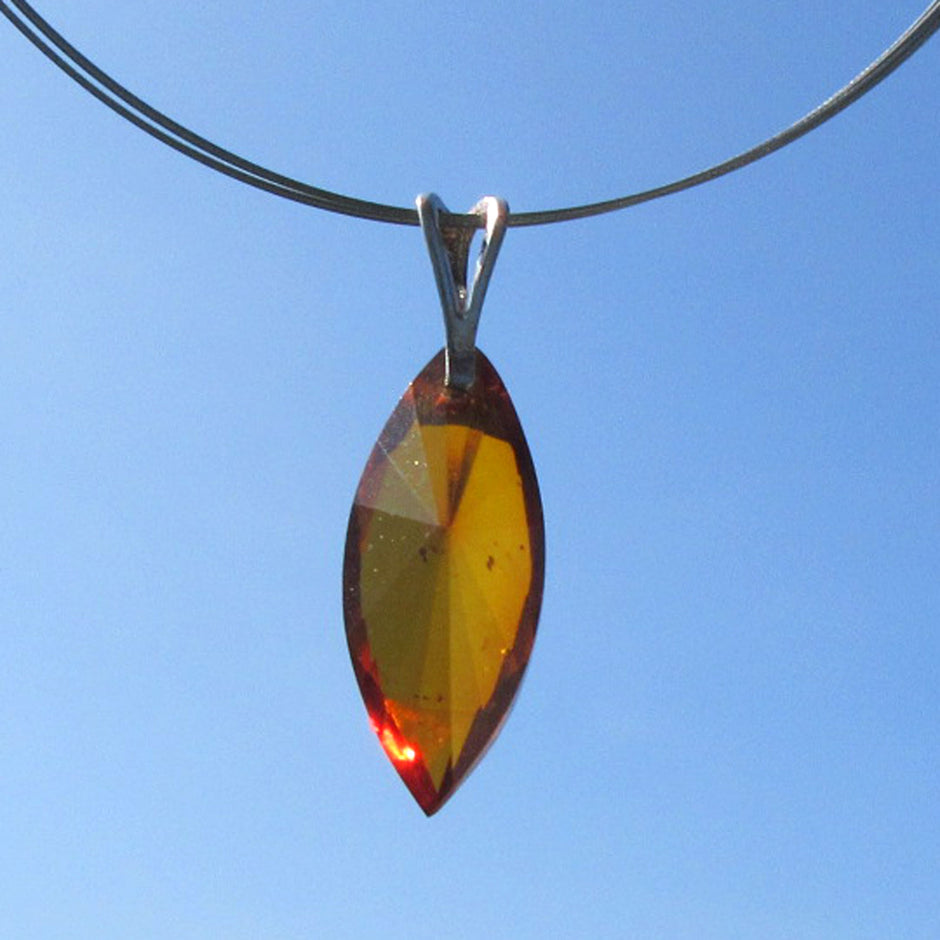 Eleganter Silberanhänger mit facettiertem Bernstein