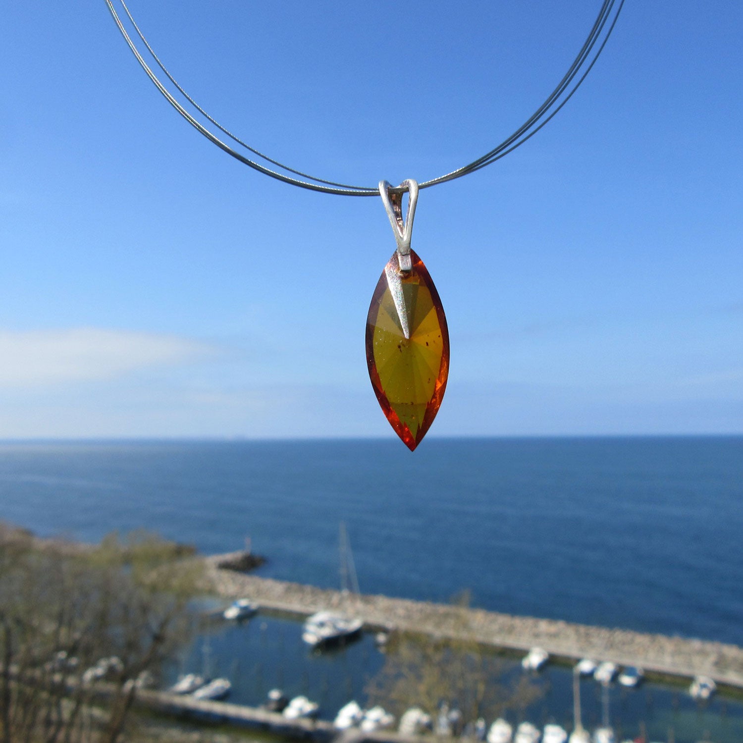 Eleganter Silberanhänger mit facettiertem Bernstein