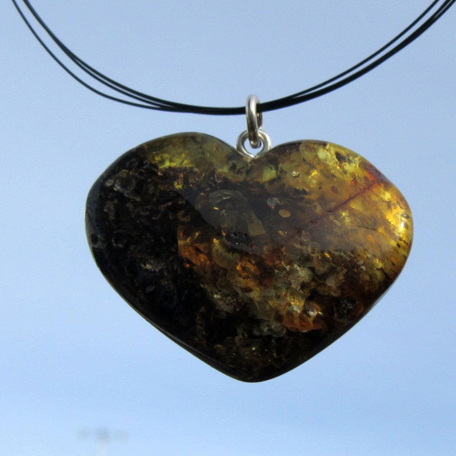 Dunkles Bernsteinherz mit Einschlüssen, Unikat