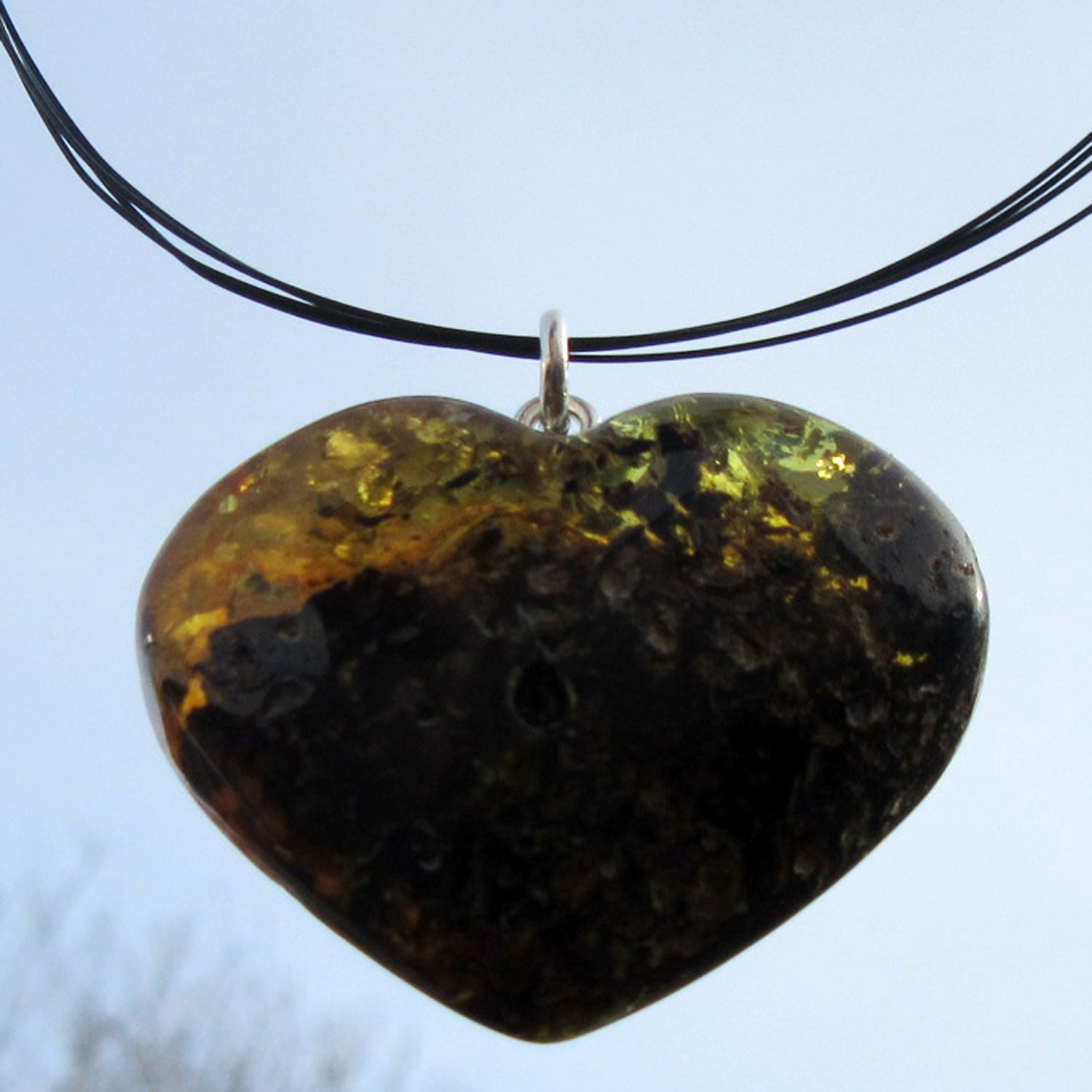 Dunkles Bernsteinherz mit Einschlüssen, Unikat