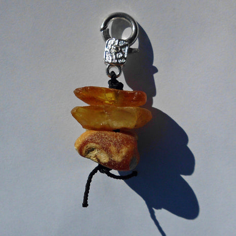 Bernsteinanhänger für Hundehalsband, unpoliert und natürlich