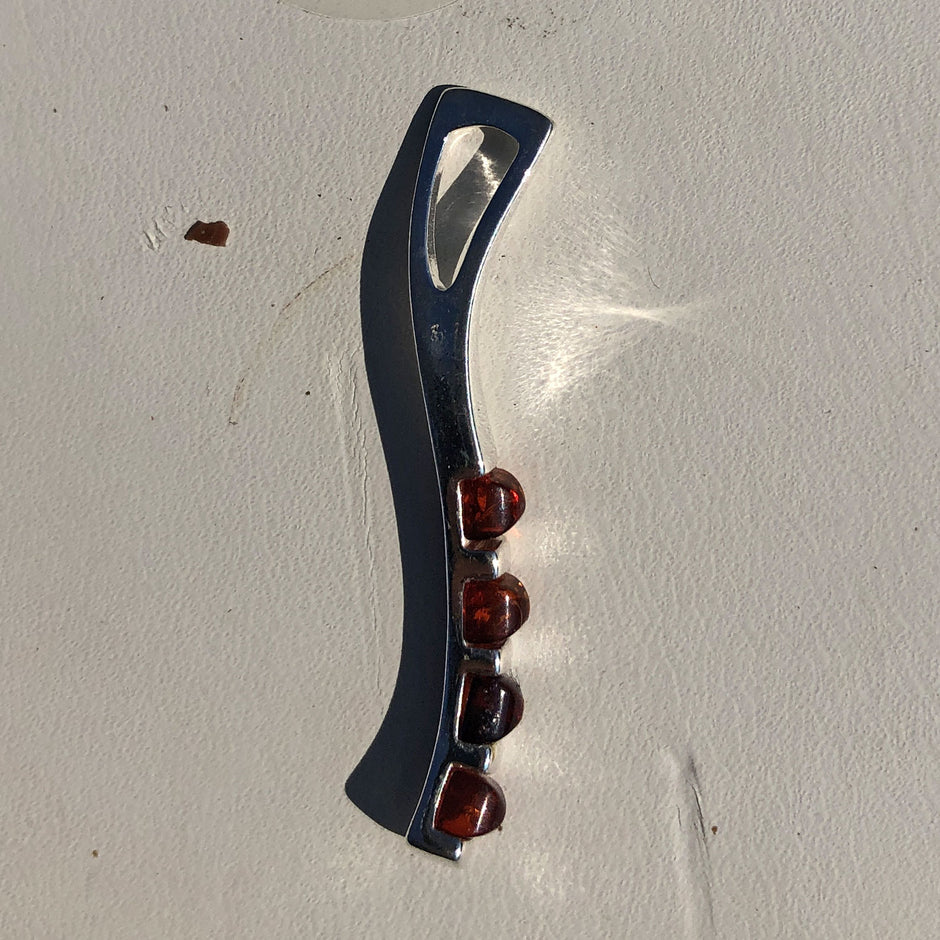 Eleganter Anhänger mit 4 kleinen Bernsteinen in Silber