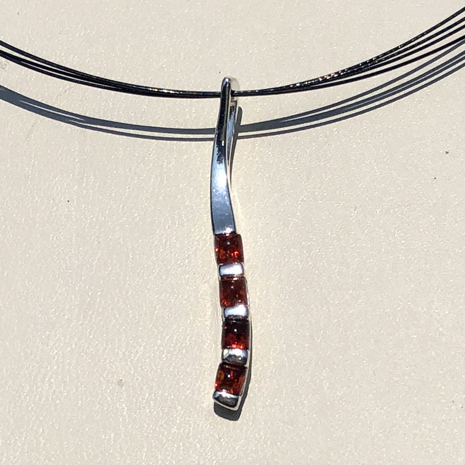 Eleganter Anhänger mit 4 kleinen Bernsteinen in Silber