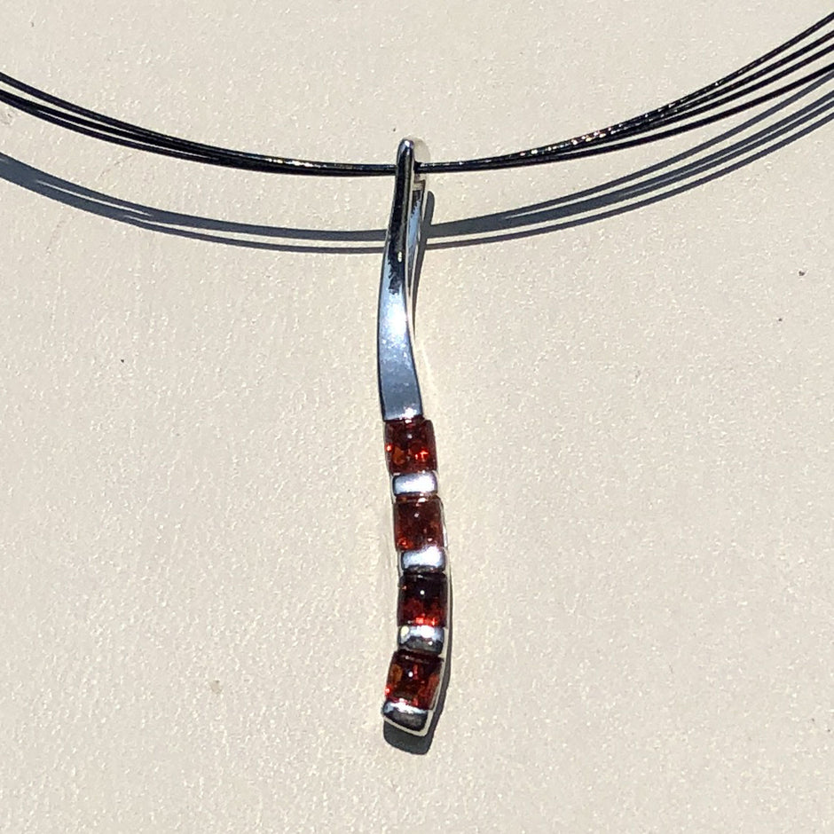 Eleganter Anhänger mit 4 kleinen Bernsteinen in Silber