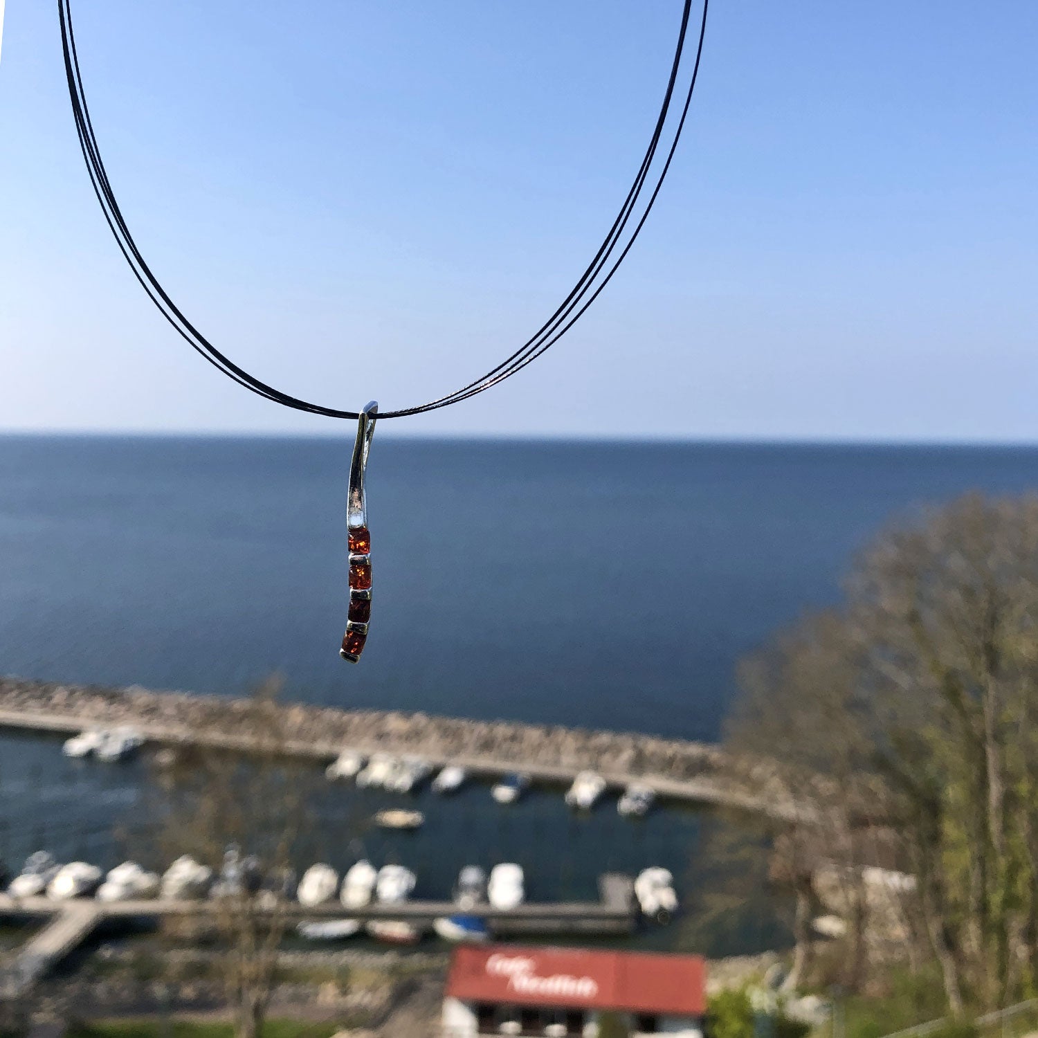 Eleganter Anhänger mit 4 kleinen Bernsteinen in Silber