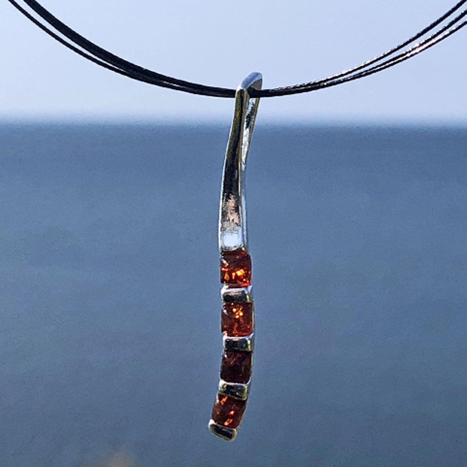 Eleganter Anhänger mit 4 kleinen Bernsteinen in Silber