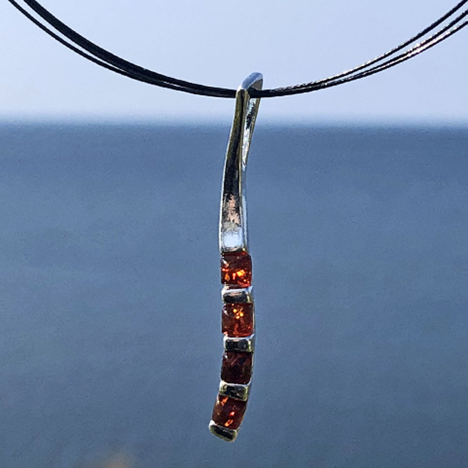 Eleganter Anhänger mit 4 kleinen Bernsteinen in Silber