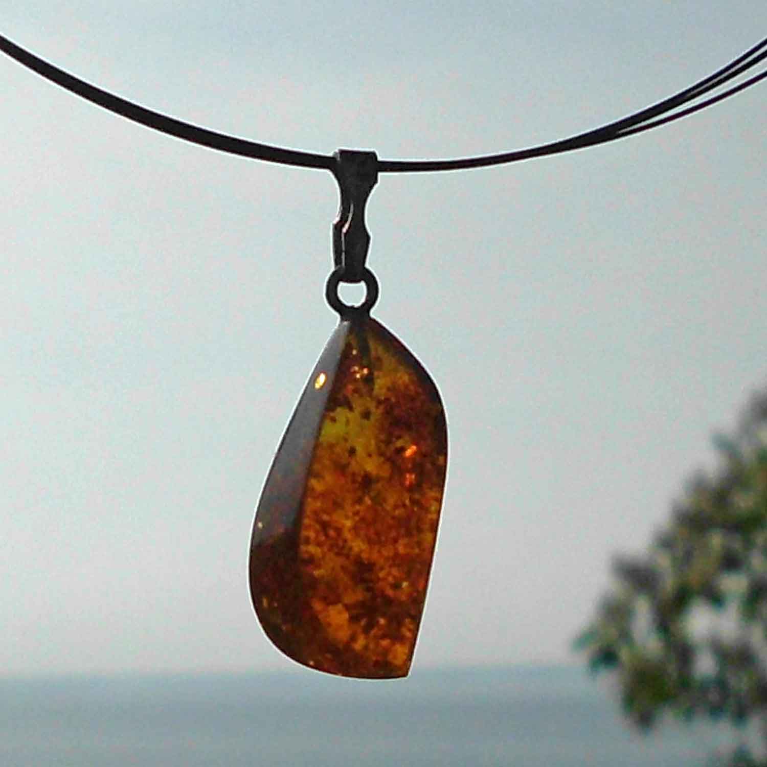 Kognacfarbener Bernsteinhänger mit Silberöse