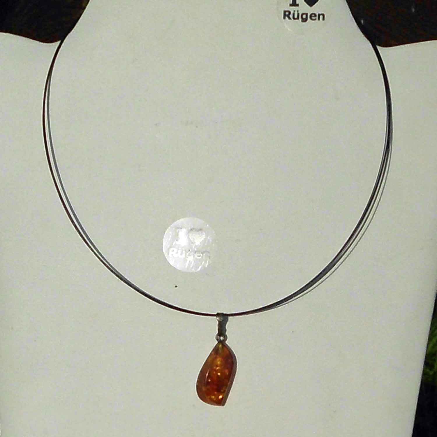 Kognacfarbener Bernsteinhänger mit Silberöse