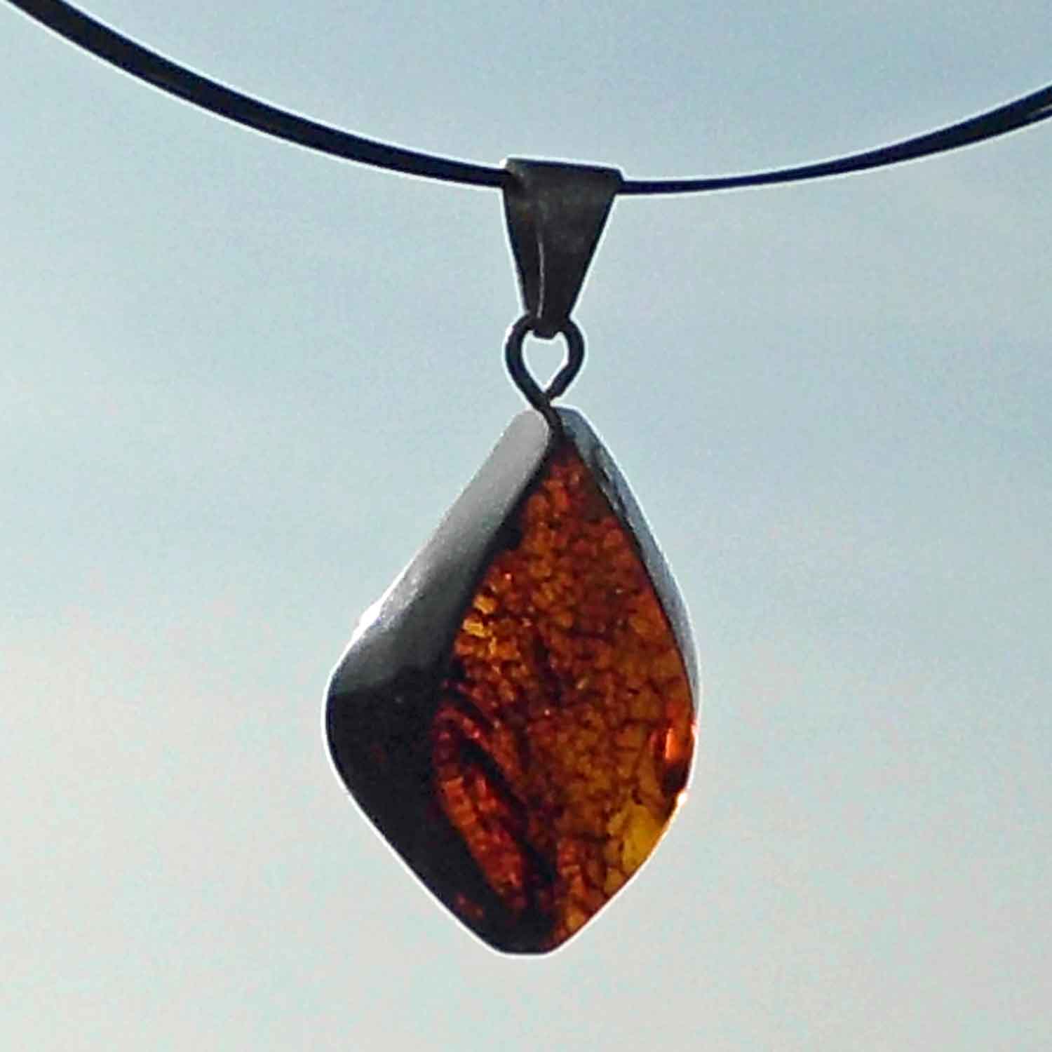 Einzelstück: Bräunlicher Bernsteinhänger mit Silberöse