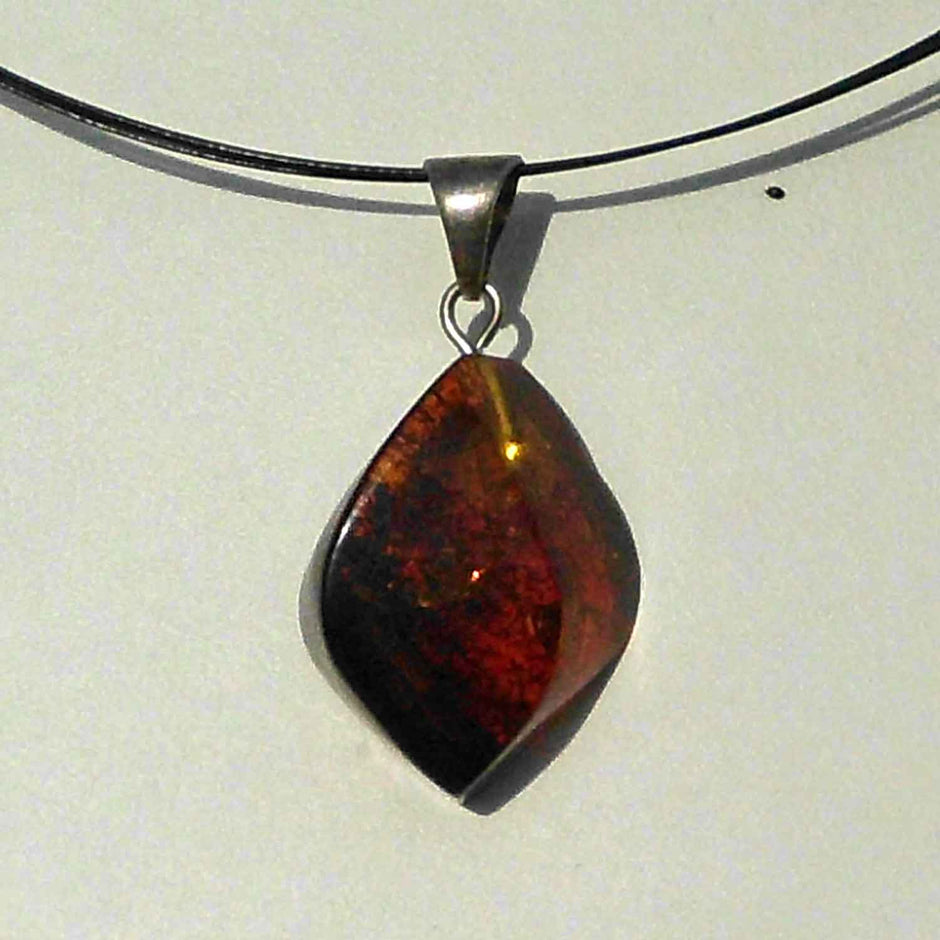 Einzelstück: Bräunlicher Bernsteinhänger mit Silberöse