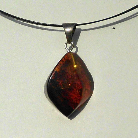 Einzelstück: Bräunlicher Bernsteinhänger mit Silberöse