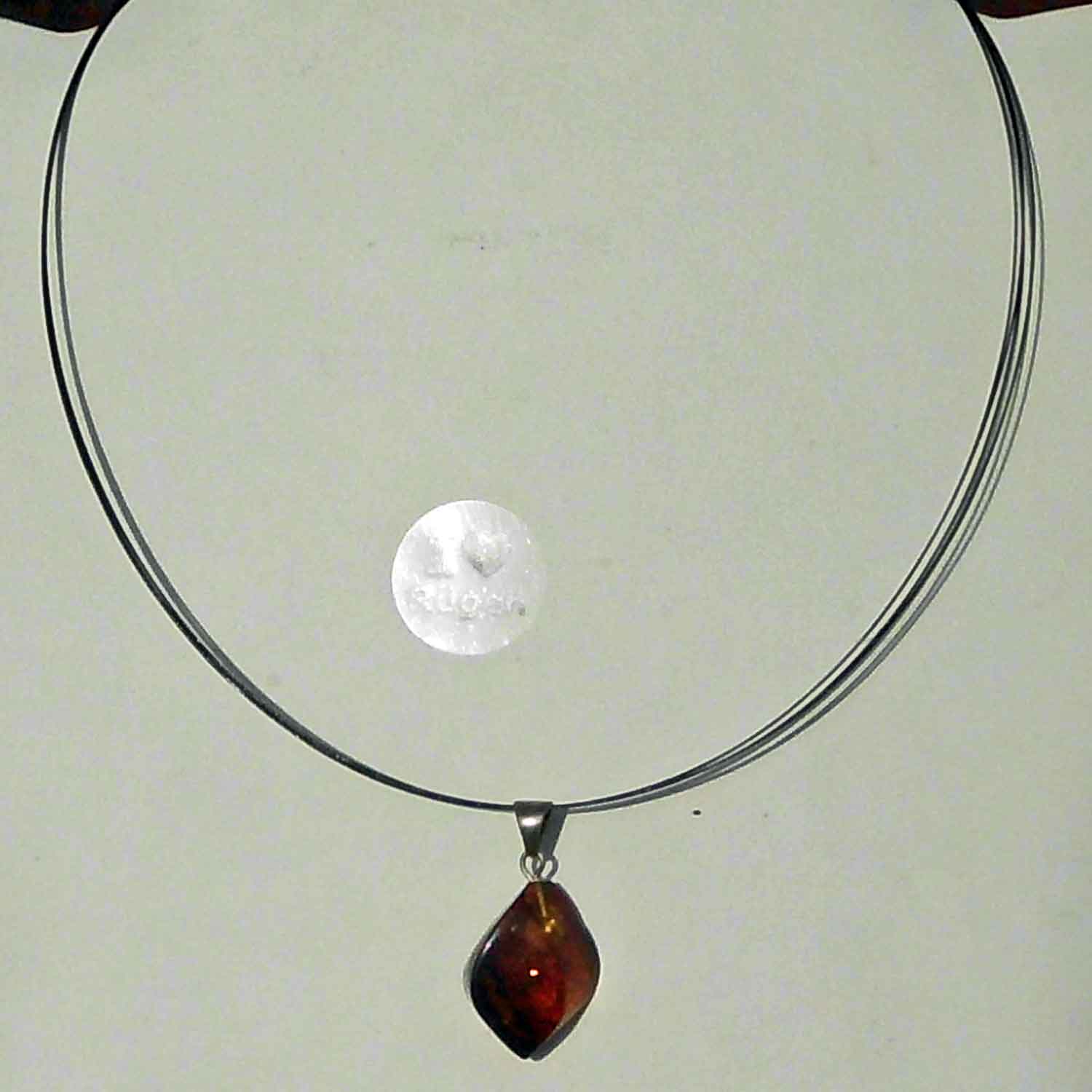 Einzelstück: Bräunlicher Bernsteinhänger mit Silberöse