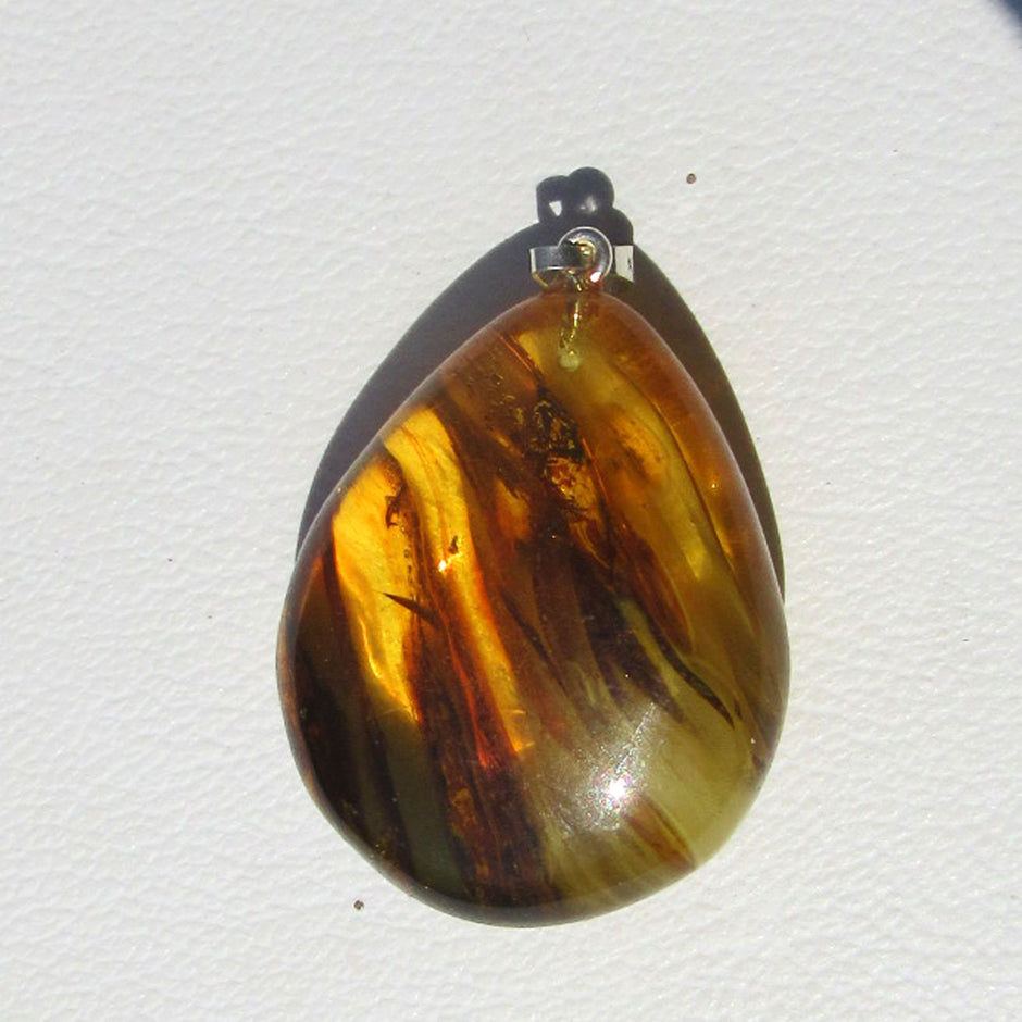 Einzelstück Bernstein mit Einschlüssen an Silberöse