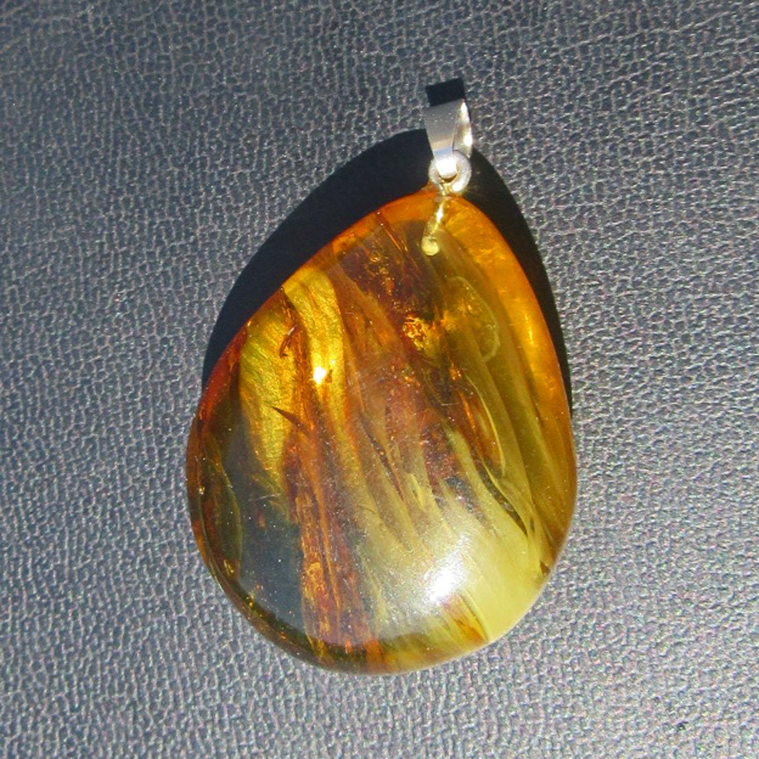 Einzelstück Bernstein mit Einschlüssen an Silberöse