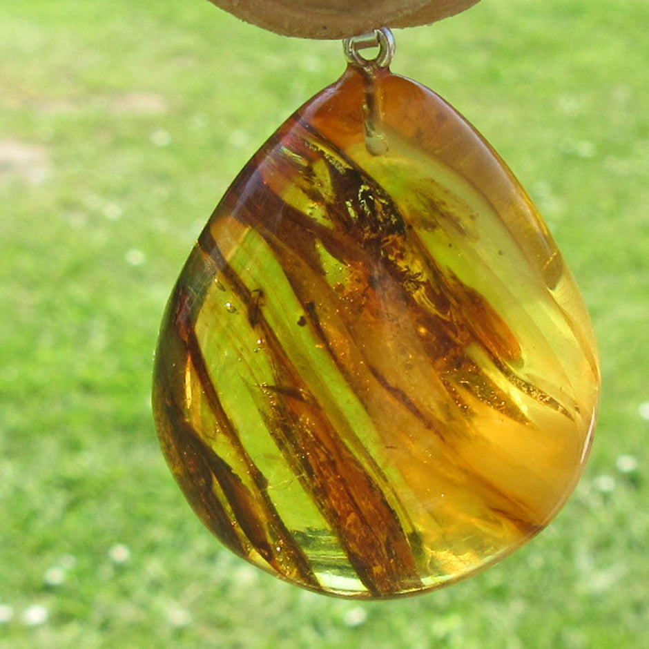 Einzelstück Bernstein mit Einschlüssen an Silberöse