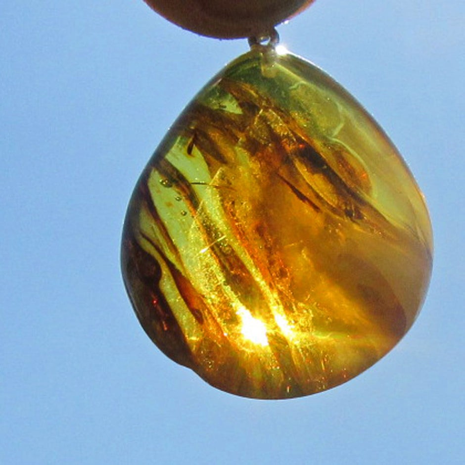 Einzelstück Bernstein mit Einschlüssen an Silberöse