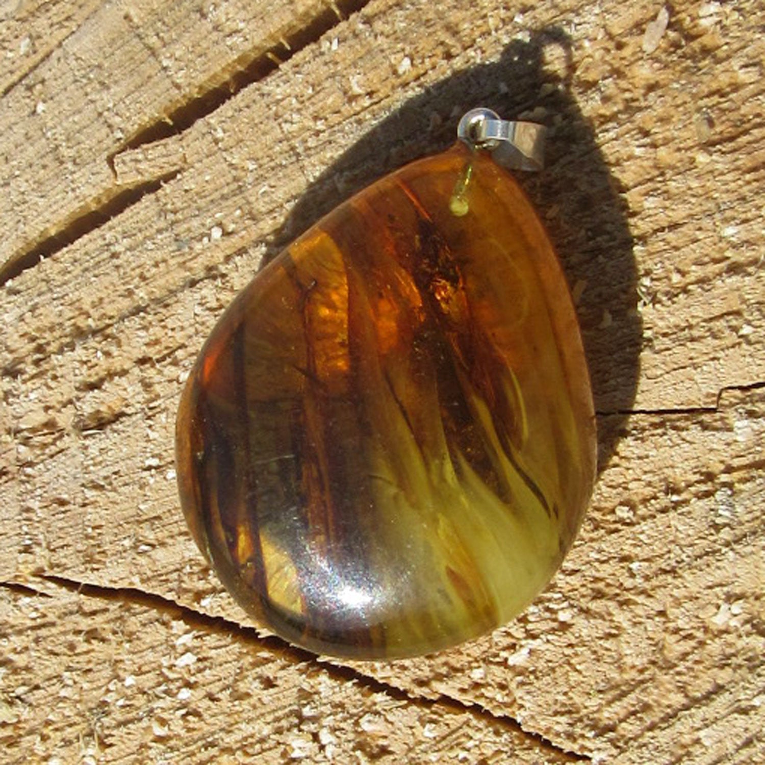 Einzelstück Bernstein mit Einschlüssen an Silberöse