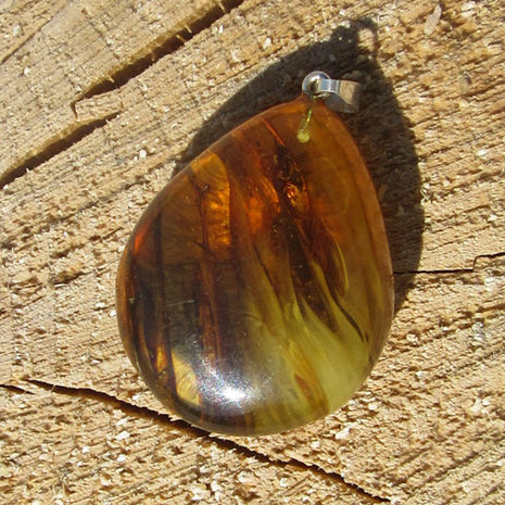 Einzelstück Bernstein mit Einschlüssen an Silberöse