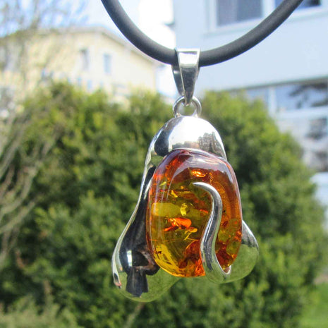 Massiver Anhänger aus kognacfarbenem Bernstein und Silber