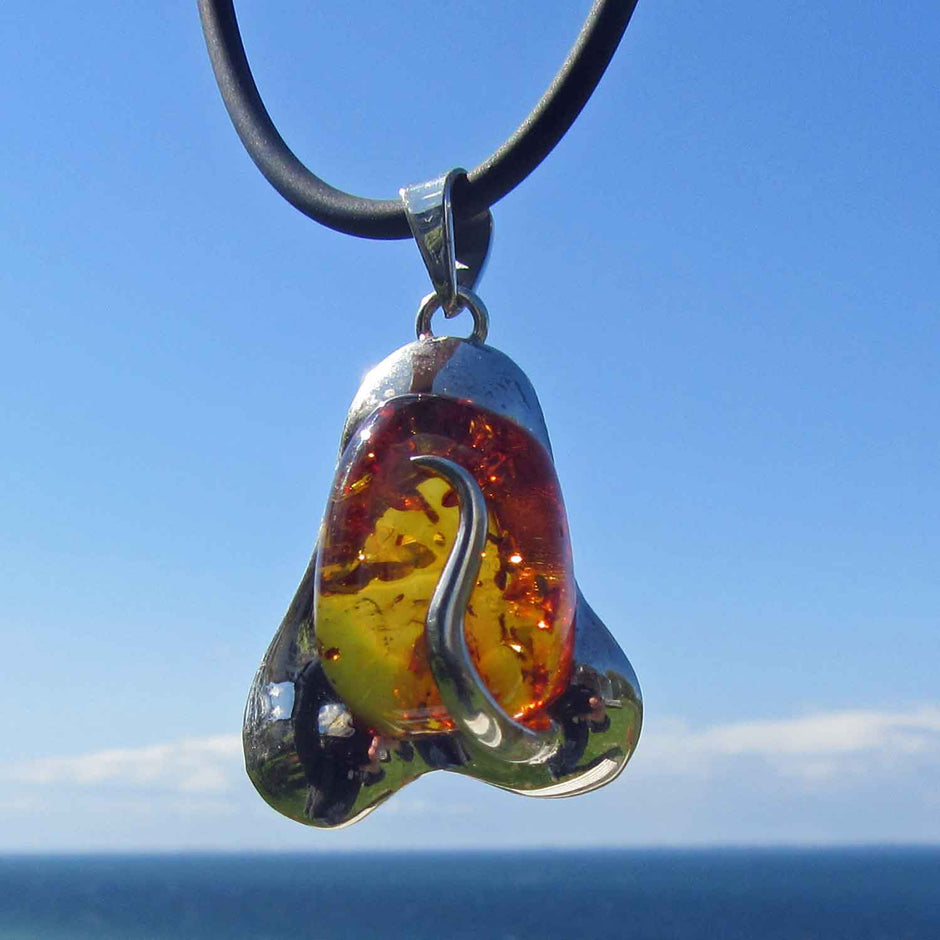 Massiver Anhänger aus kognacfarbenem Bernstein und Silber