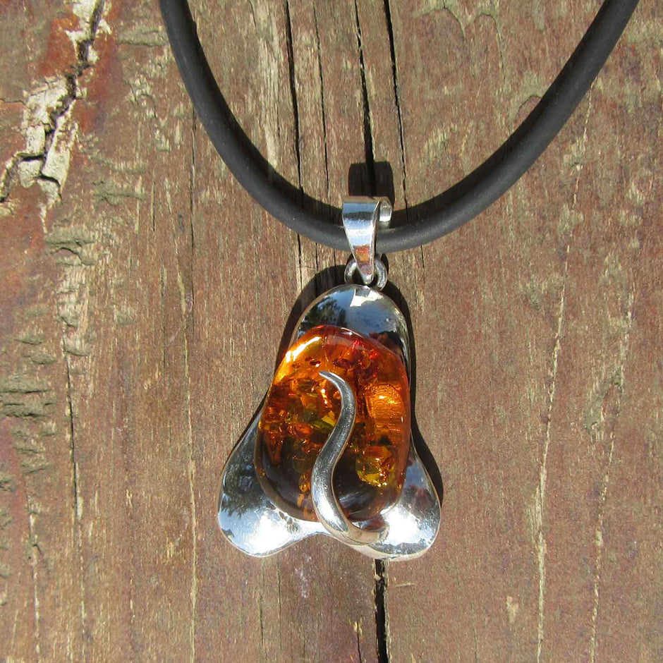 Massiver Anhänger aus kognacfarbenem Bernstein und Silber
