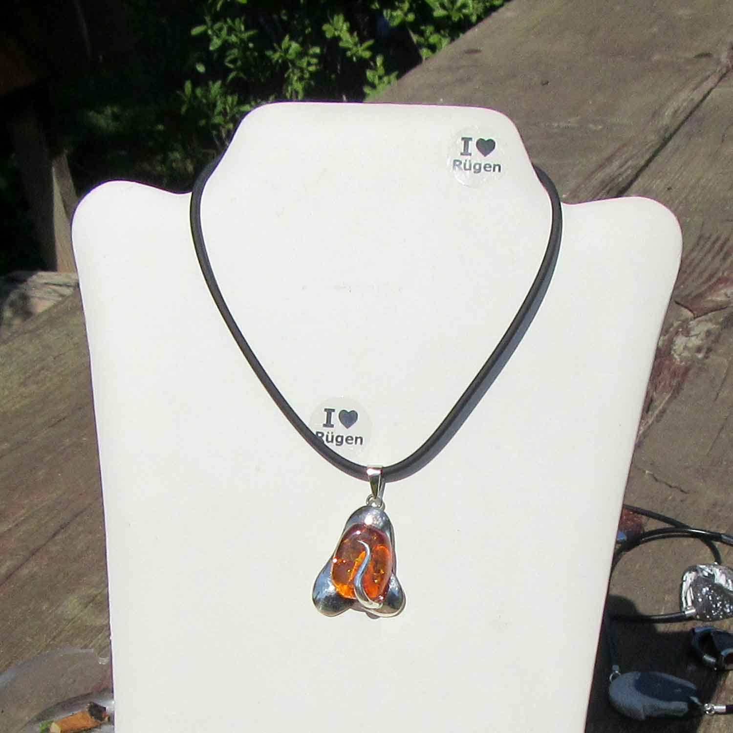 Massiver Anhänger aus kognacfarbenem Bernstein und Silber