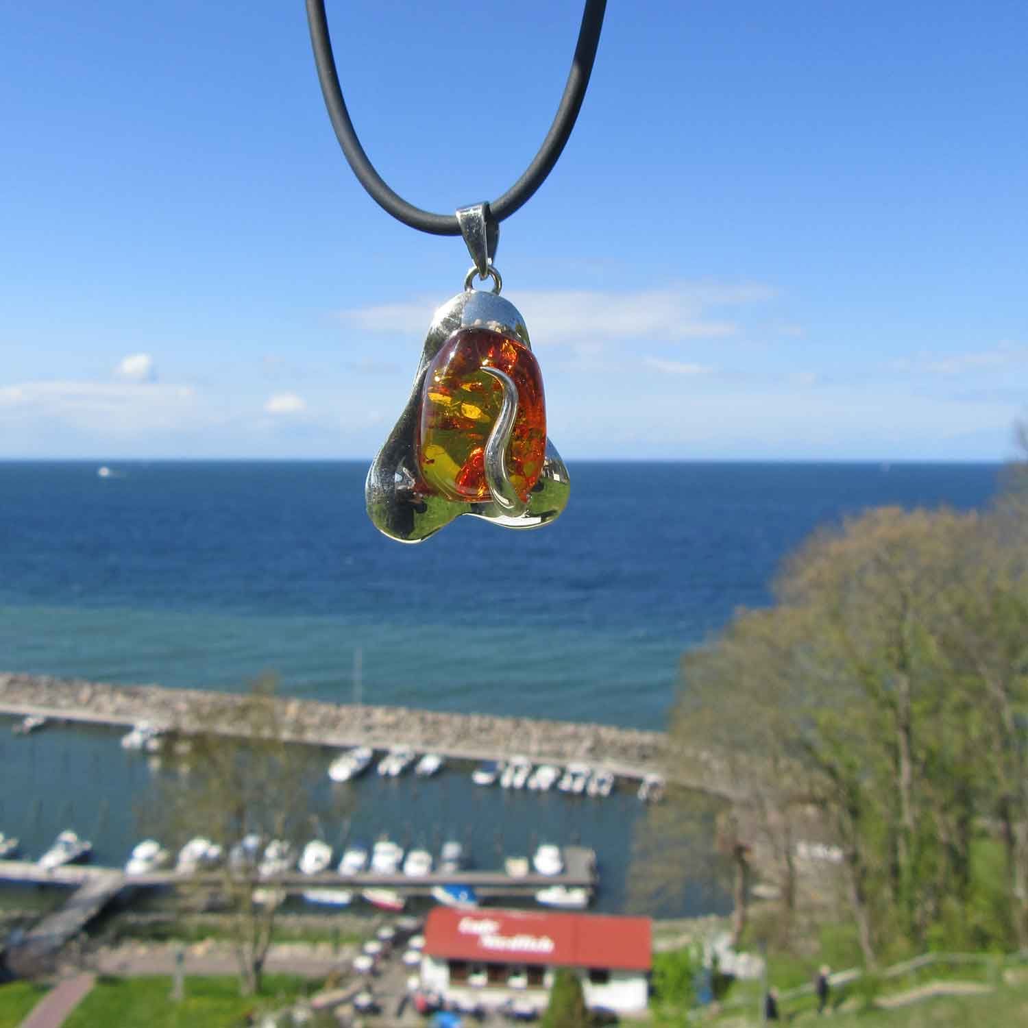 Massiver Anhänger aus kognacfarbenem Bernstein und Silber