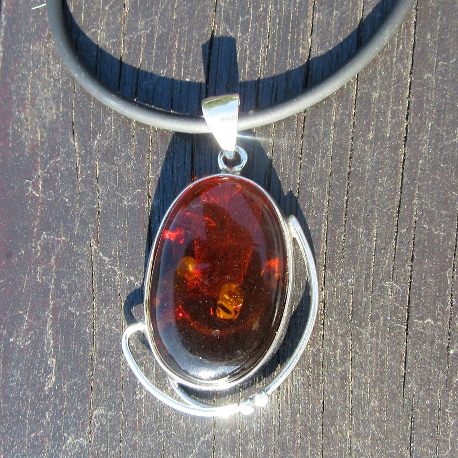 Eleganter Silberanhänger mit klaren Bernstein von Rügen