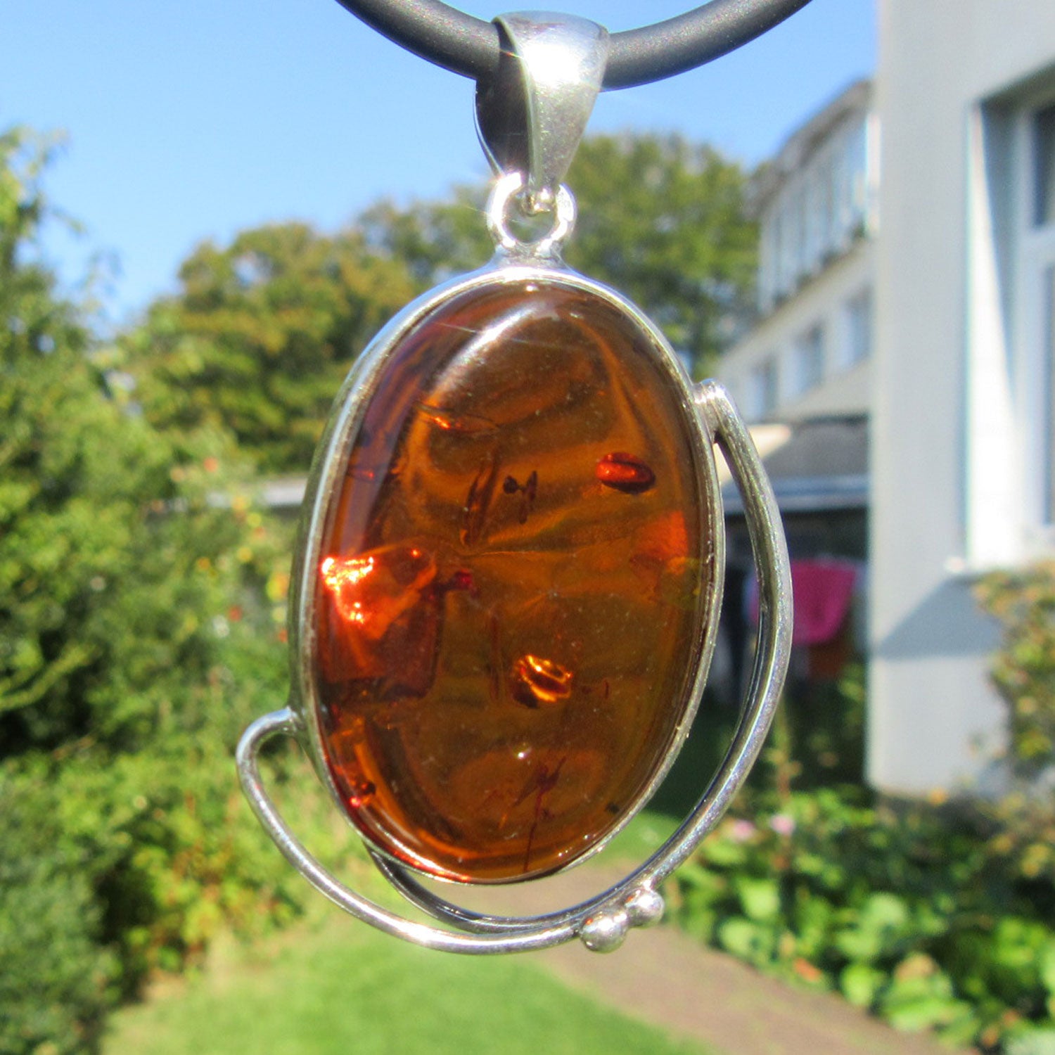 Eleganter Silberanhänger mit klaren Bernstein von Rügen