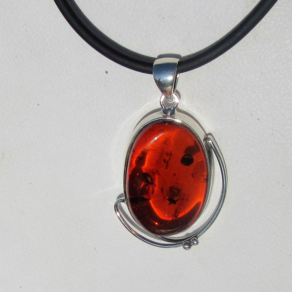 Eleganter Silberanhänger mit klaren Bernstein von Rügen