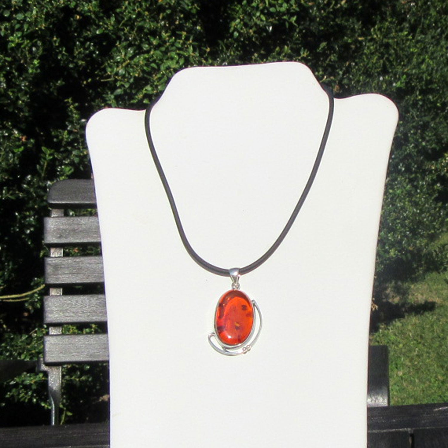 Eleganter Silberanhänger mit klaren Bernstein von Rügen