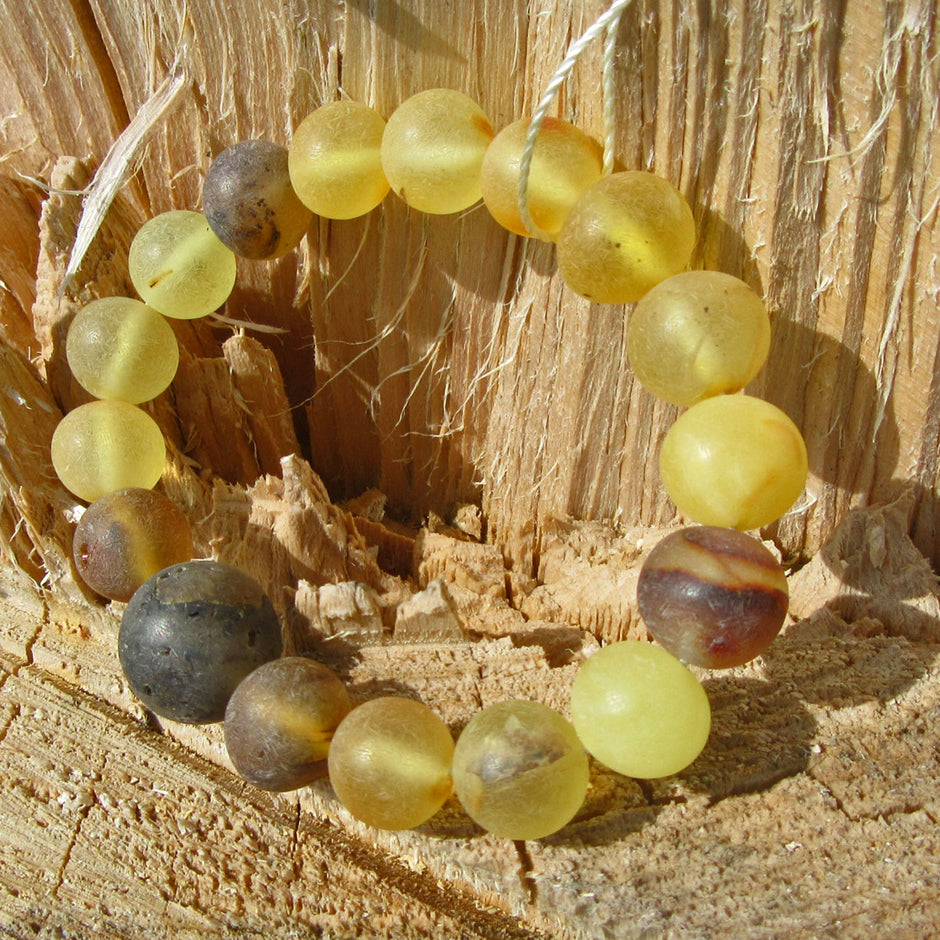 Edler Armreif ausverschiedenen Bernsteinperlen, unpoliert und handgeschliffen