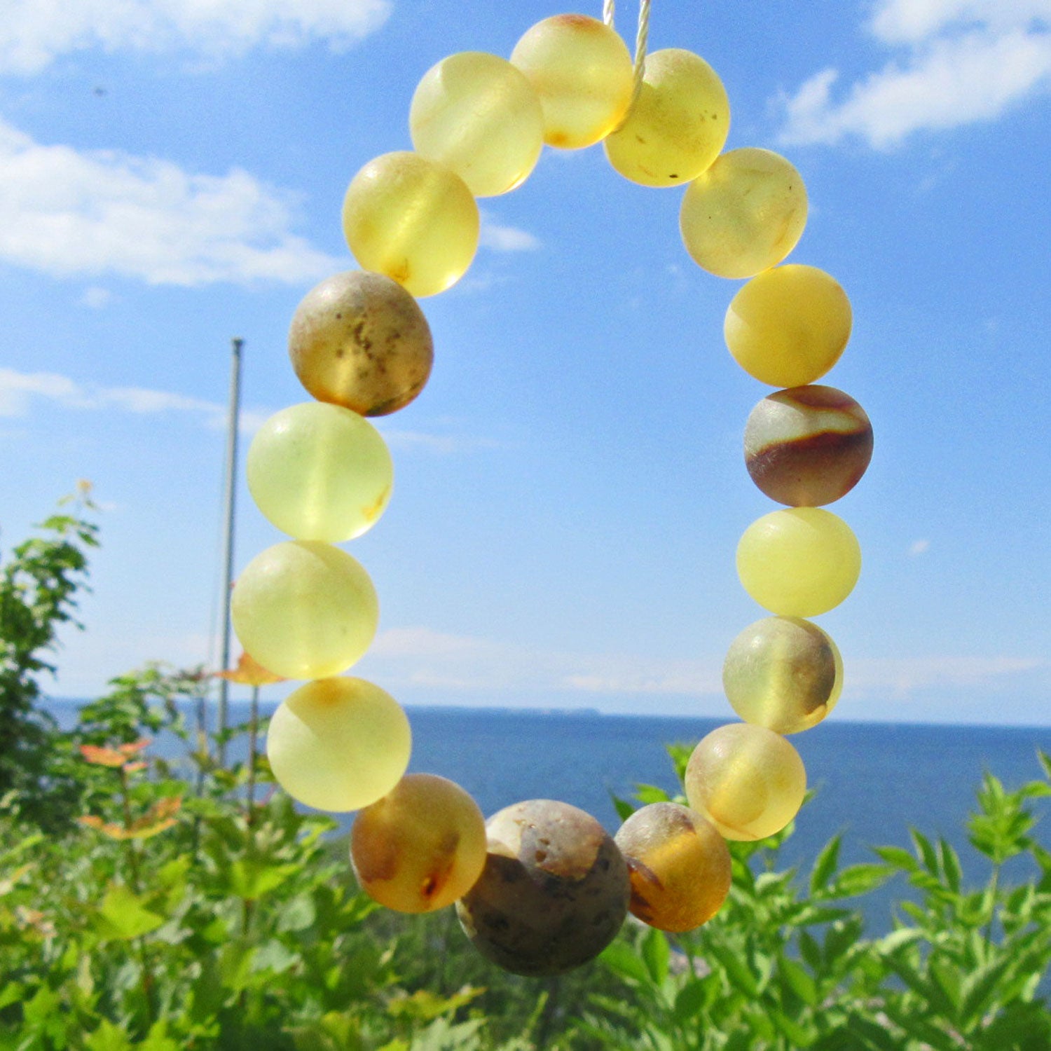 Edler Armreif ausverschiedenen Bernsteinperlen, unpoliert und handgeschliffen