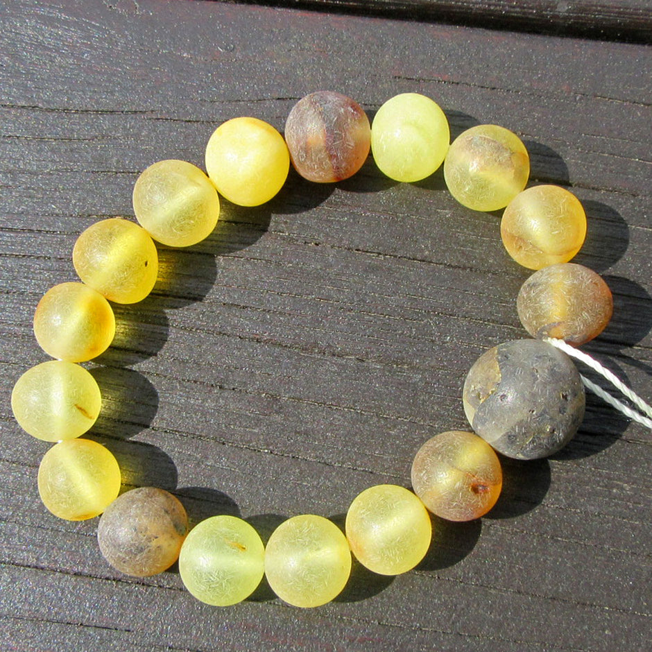 Edler Armreif ausverschiedenen Bernsteinperlen, unpoliert und handgeschliffen