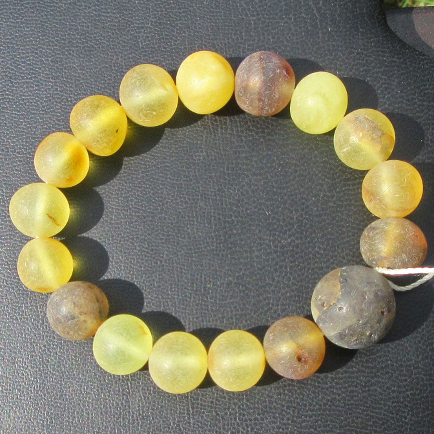 Edler Armreif ausverschiedenen Bernsteinperlen, unpoliert und handgeschliffen