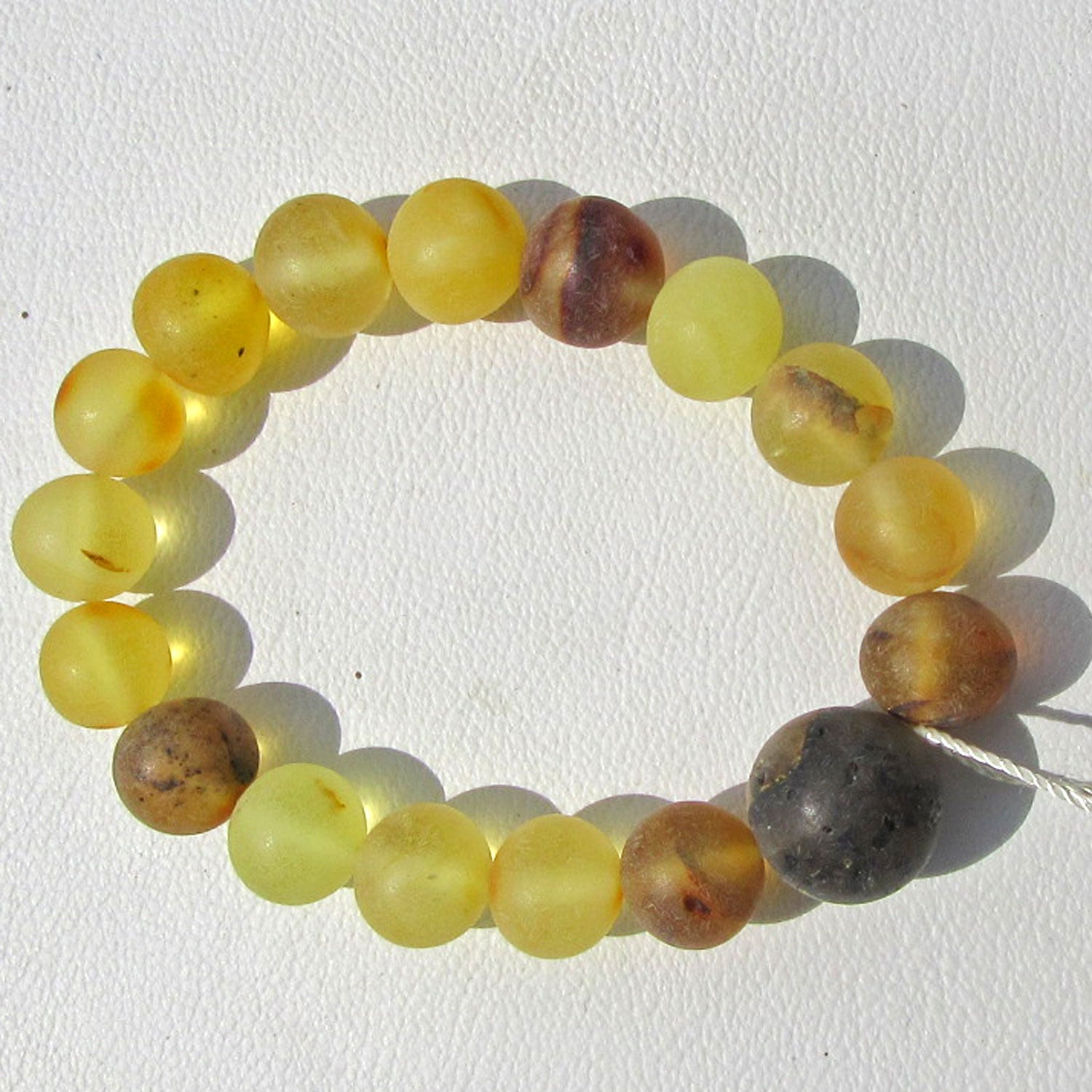 Edler Armreif ausverschiedenen Bernsteinperlen, unpoliert und handgeschliffen