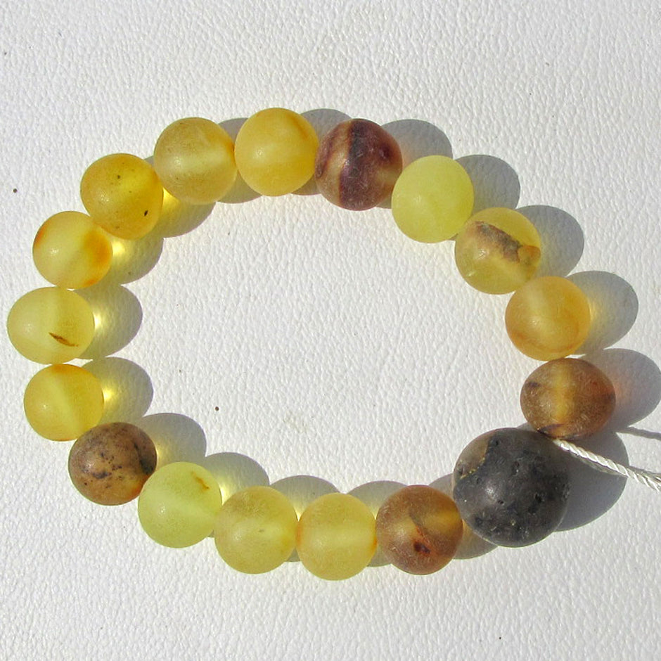 Edler Armreif ausverschiedenen Bernsteinperlen, unpoliert und handgeschliffen