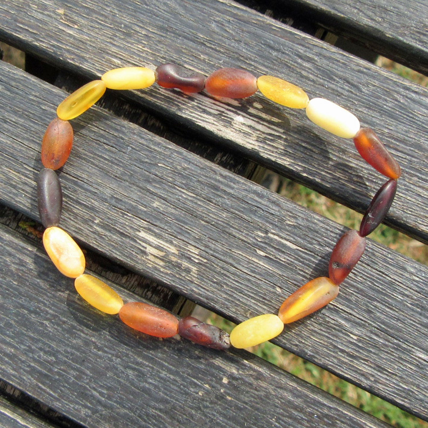 Armband mit verschiedenen bernsteinfarbenen Bohnenperlen