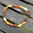 Armband mit verschiedenen bernsteinfarbenen Bohnenperlen