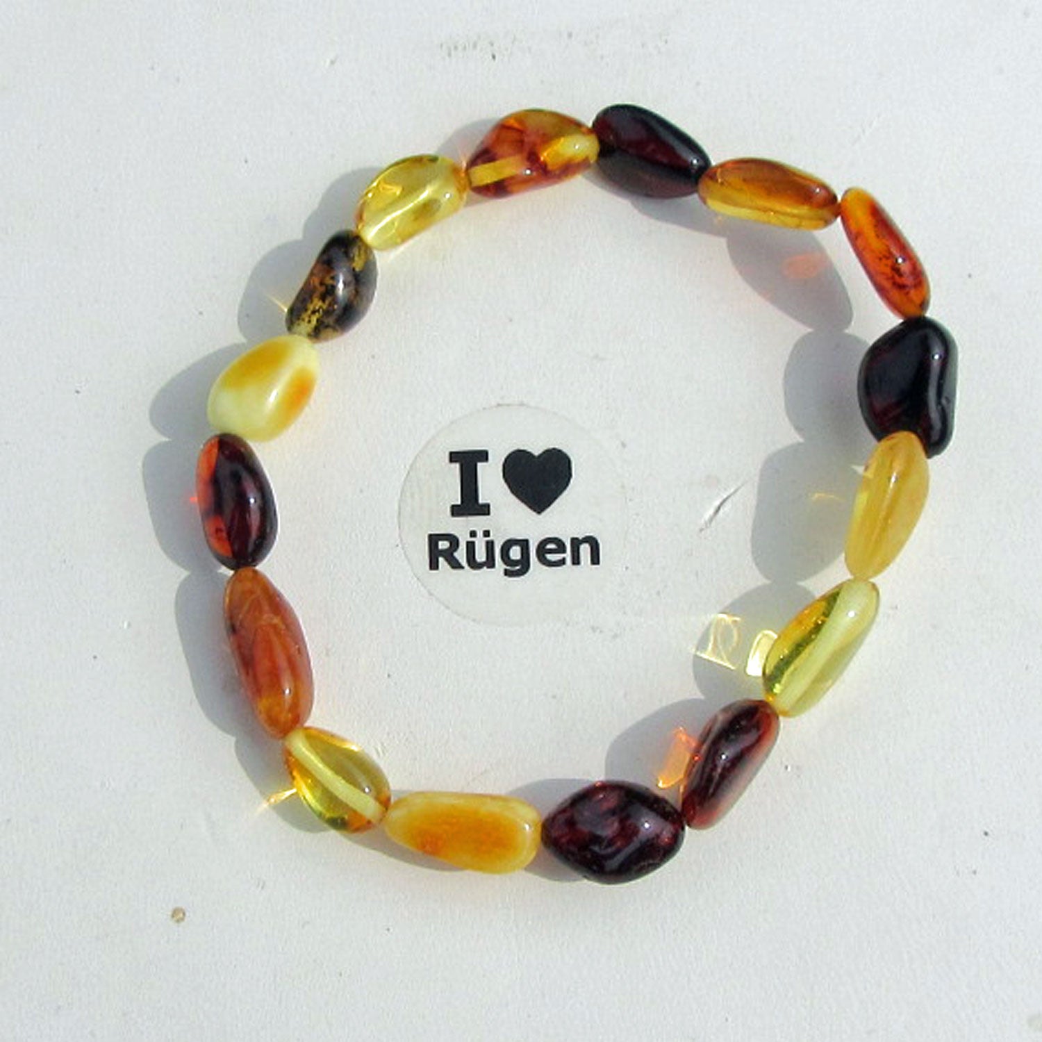 Armband mit verschiedenen bernsteinfarbenen Bohnenperlen