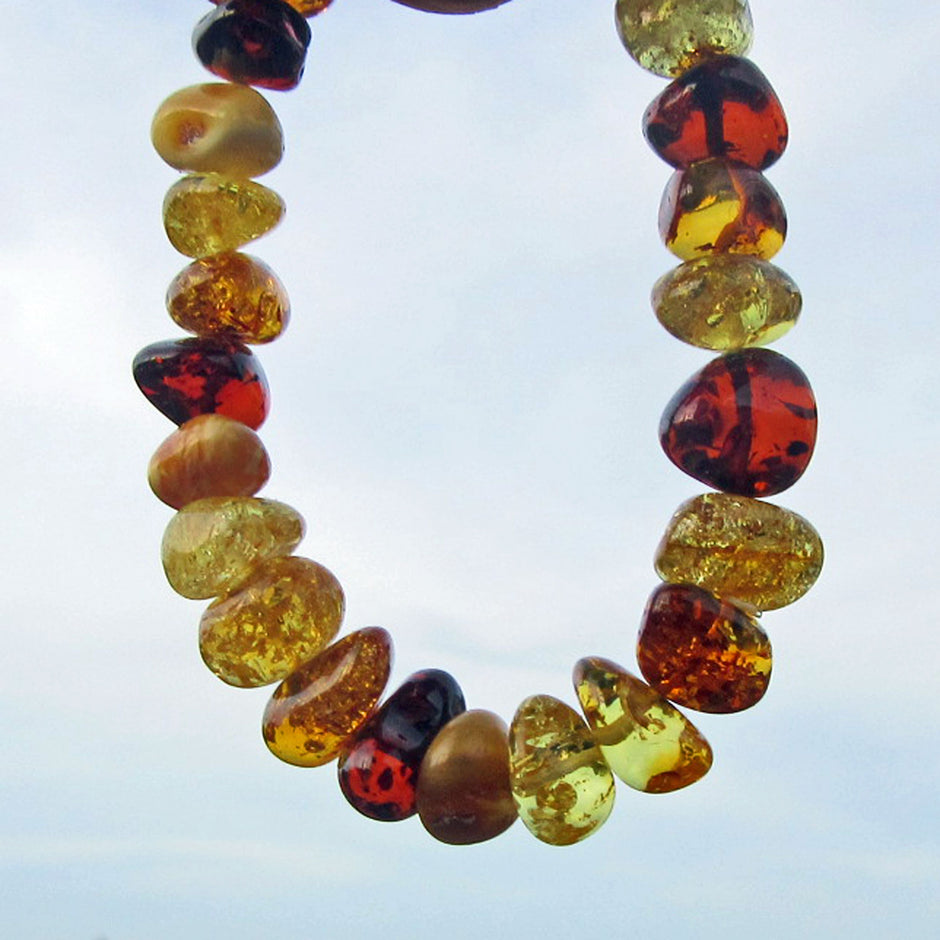 Einzigartiges Armband aus polierten Bernsteinnuggets