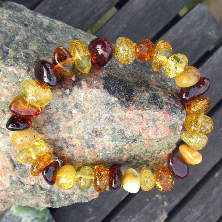 Einzigartiges Armband aus polierten Bernsteinnuggets