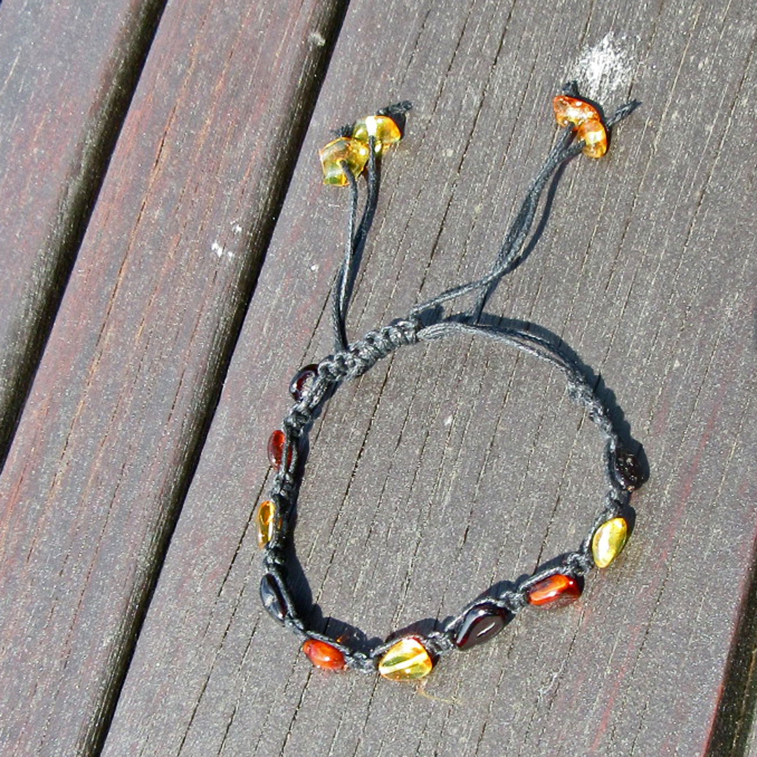 Verstellbares Armband aus buntem, poliertem Bernstein