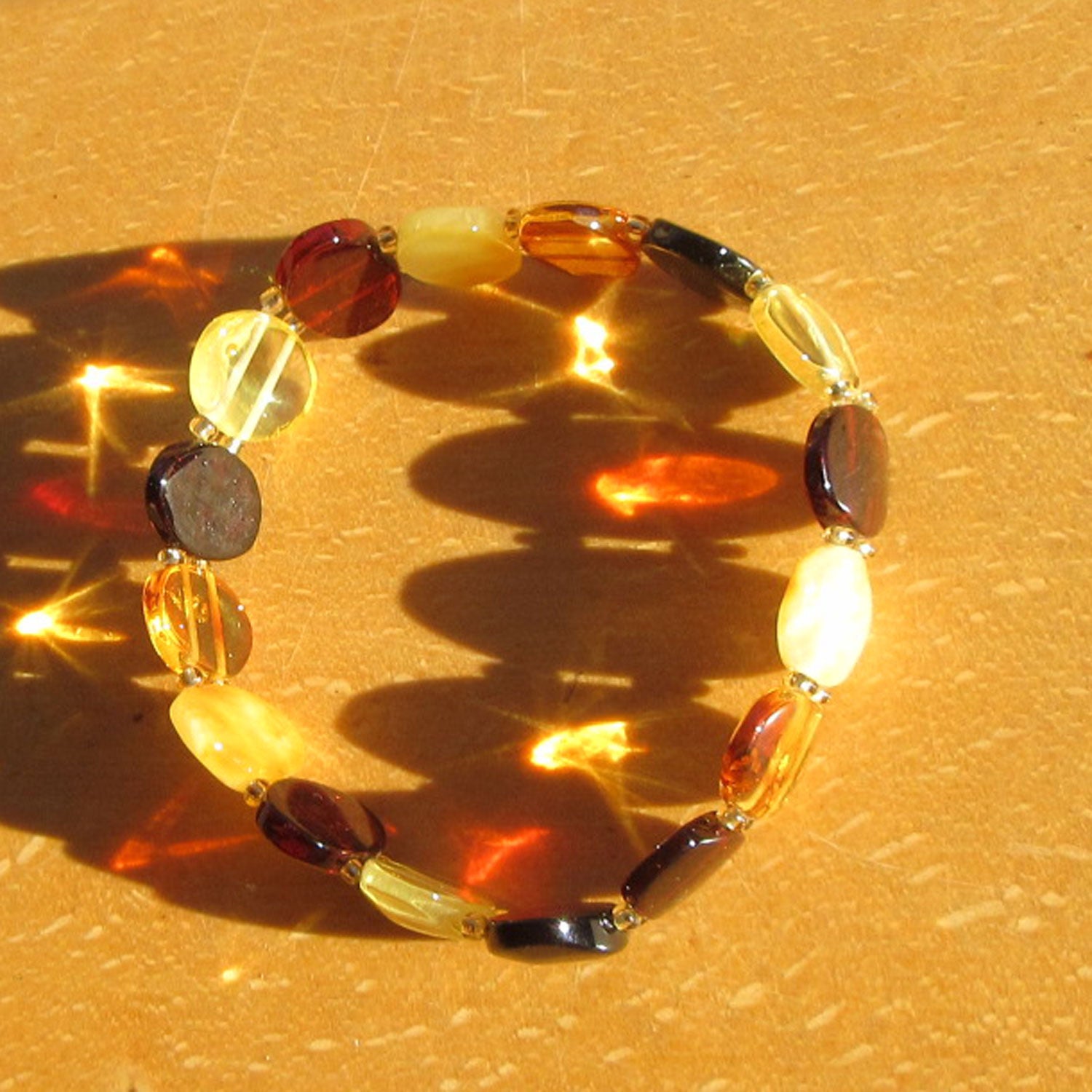 Einzigartiges Bernsteinarmband in sanften Farbtönen