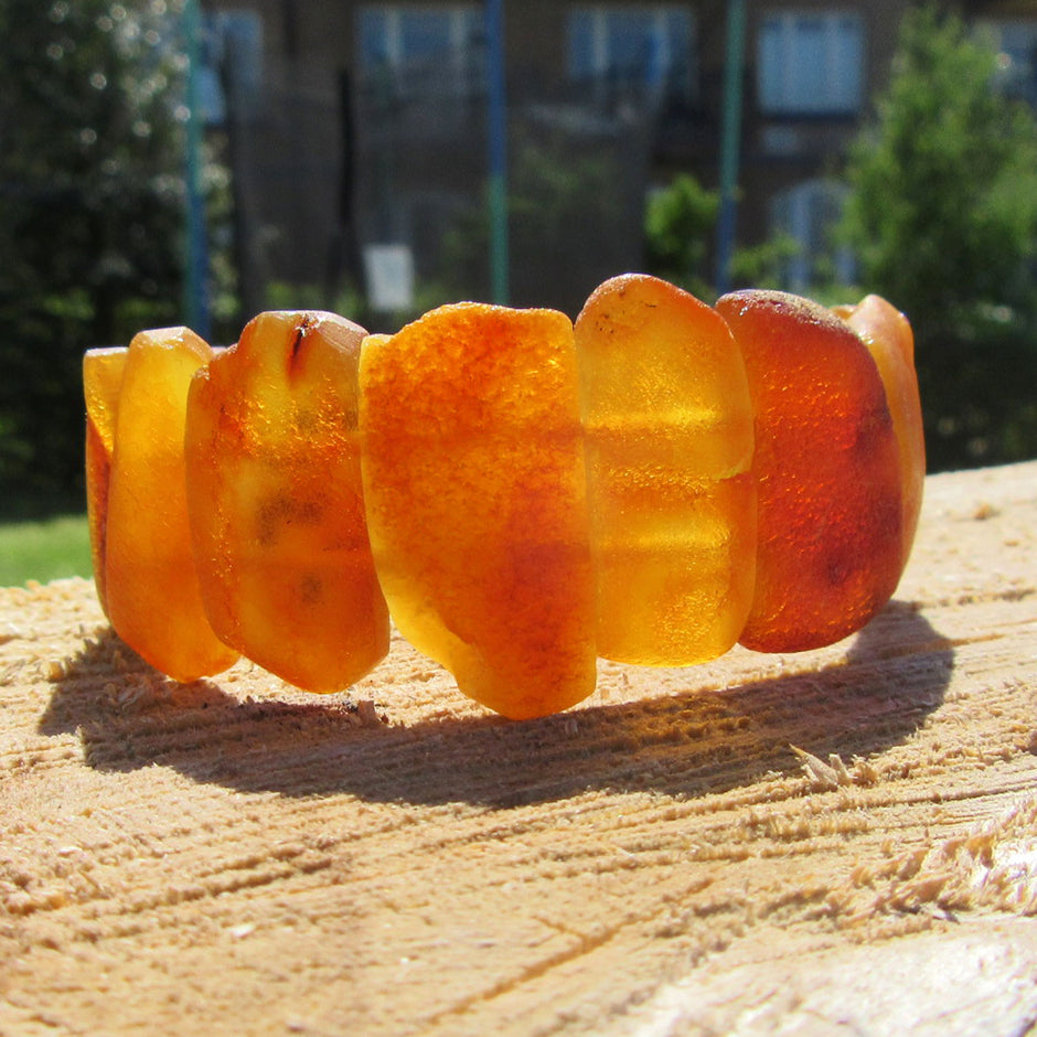 Einzigartiges Armband aus unpolierten Bernsteinscheiben