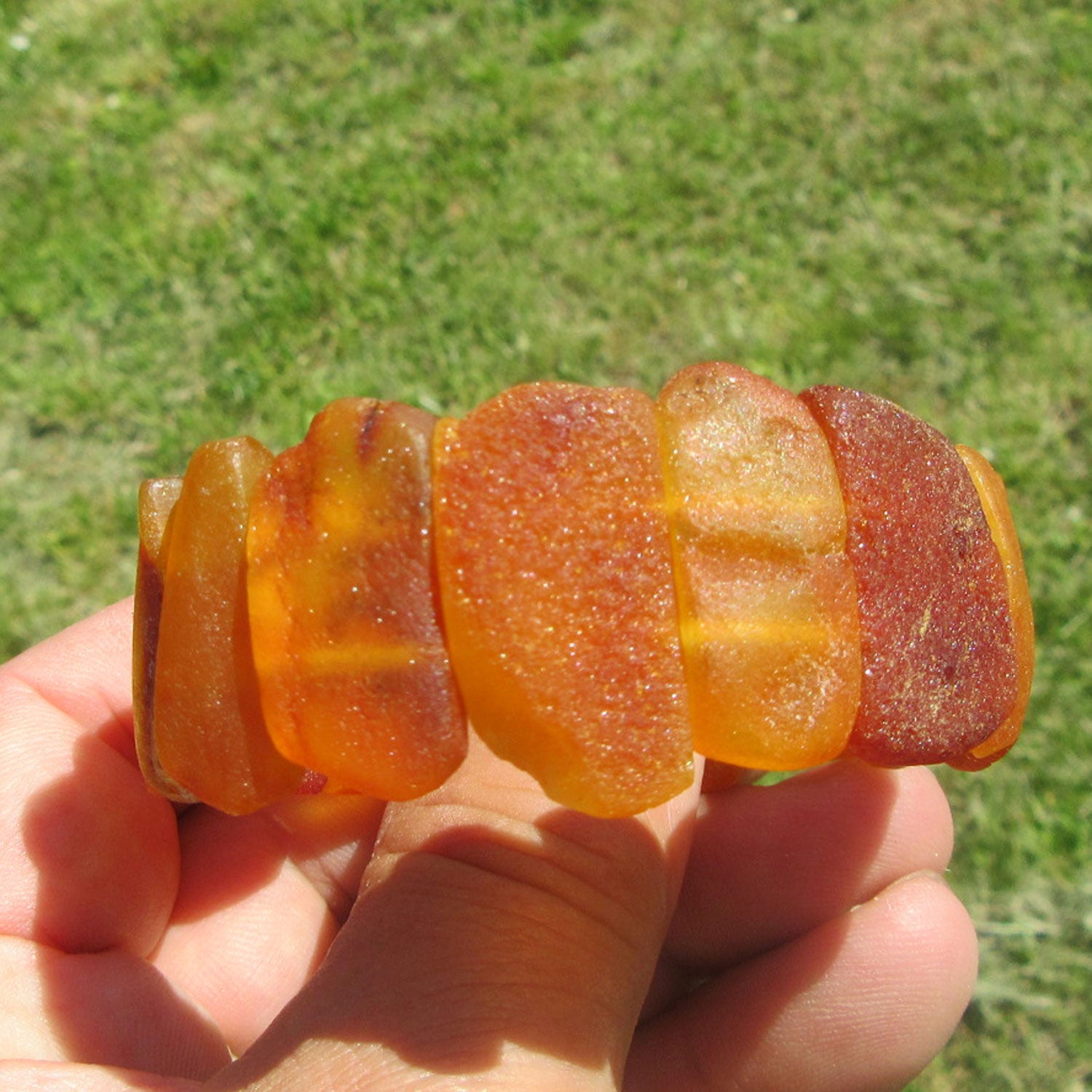 Einzigartiges Armband aus unpolierten Bernsteinscheiben