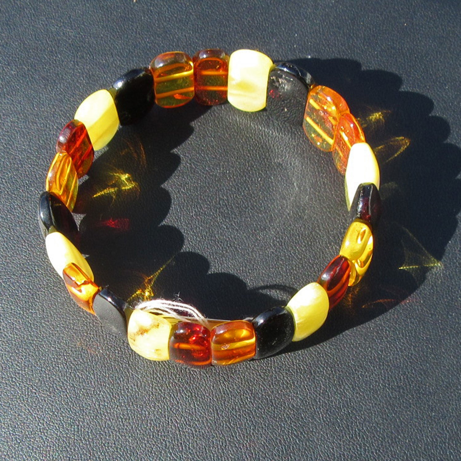 Elegantes Armband aus poliertem Bernstein, Unikat